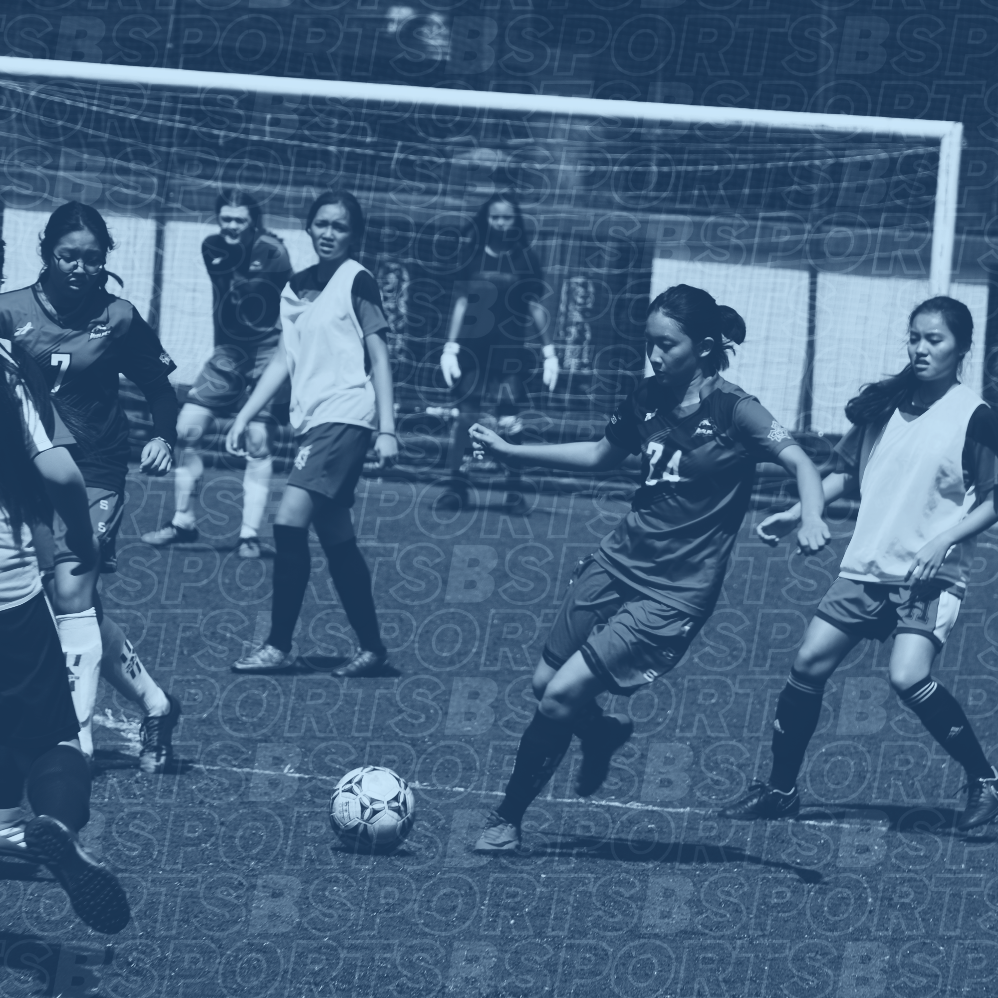 Des joueuses de football en action sur un terrain, avec un ballon au centre.